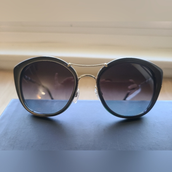 New & Authentic Burberry Sunglasses, Model BE 4251Q - Picture 1 of 3